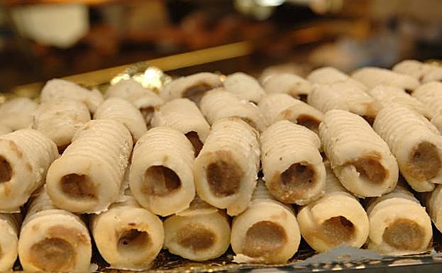 Huesos de santo en una confitería.