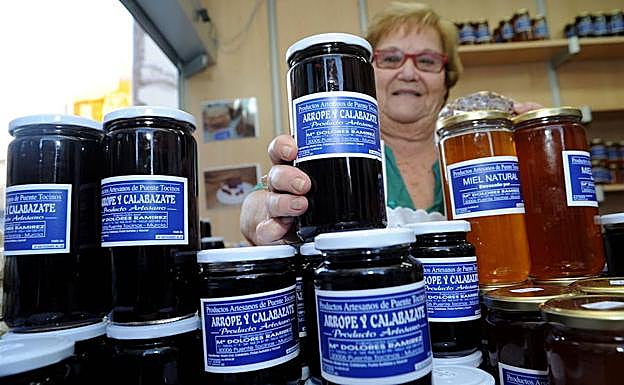 Puesto con arrope, miel y calabazate, tradicionales del Día de Todos los Santos, en la Plaza de San Pedro de Murcia.