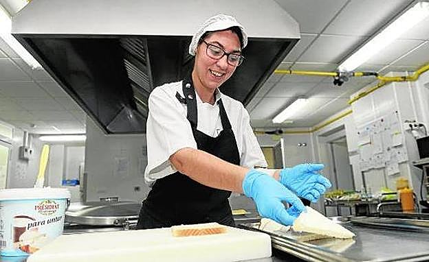 Una mujer con discapacidad trabajando en la cocina de la residencia San Pablo, en Ceutí.