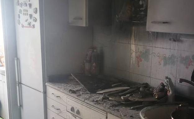 Estado de la cocina tras el incendio.