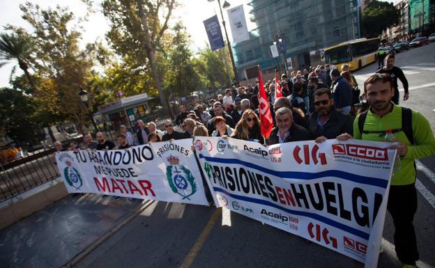 Los manifestantes marchan hasta la Gran Vía de Murcia.