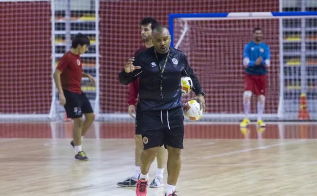 El técnico del Jimbee Cartagena, André Brocanelo, en un entrenamiento de su equipo.