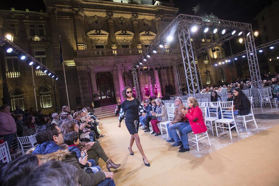Un desfile de moda, cuyos participantes se sobrepusieron a la lluvia otoñal que amenazó en algún momento su celebración ante el Palacio Consistorial, coronó ayer la Semana del Comercio de Cartagena