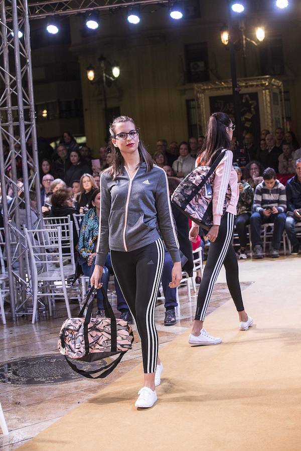 Un desfile de moda, cuyos participantes se sobrepusieron a la lluvia otoñal que amenazó en algún momento su celebración ante el Palacio Consistorial, coronó ayer la Semana del Comercio de Cartagena