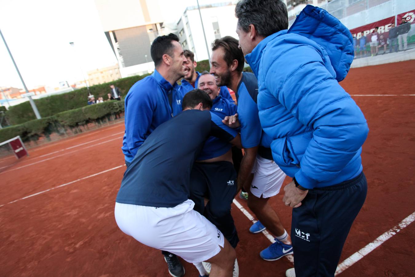 El equipo murciano se impone al Barcino por cuatro victorias a tres y logra hacer historia al conseguir por primera vez el título de campeón nacional