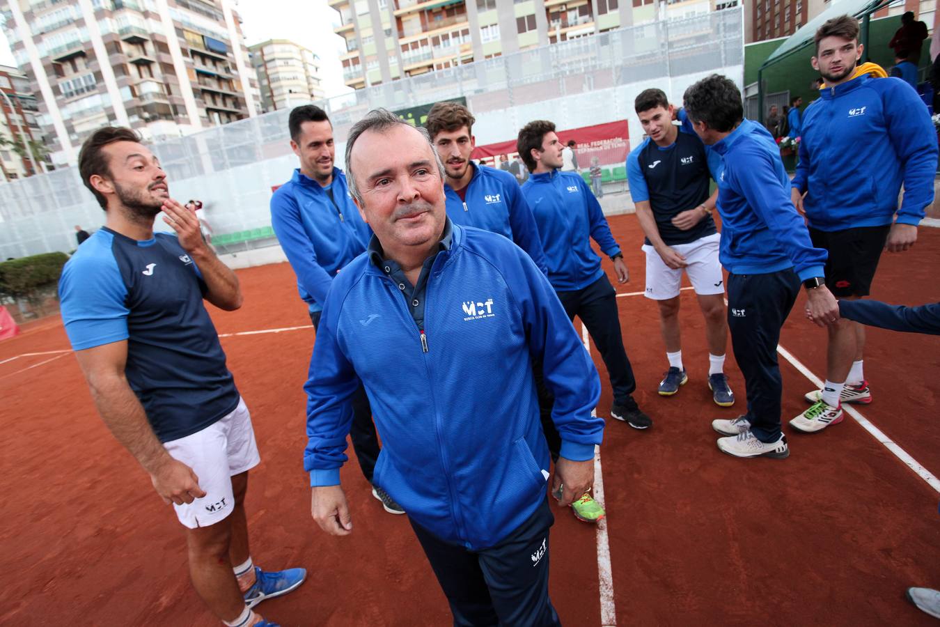 El equipo murciano se impone al Barcino por cuatro victorias a tres y logra hacer historia al conseguir por primera vez el título de campeón nacional