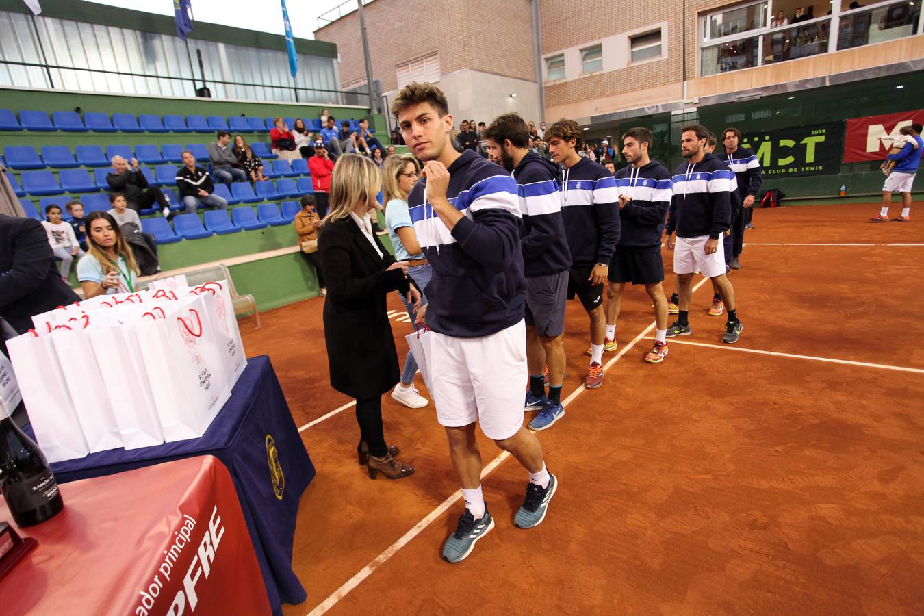 El equipo murciano se impone al Barcino por cuatro victorias a tres y logra hacer historia al conseguir por primera vez el título de campeón nacional