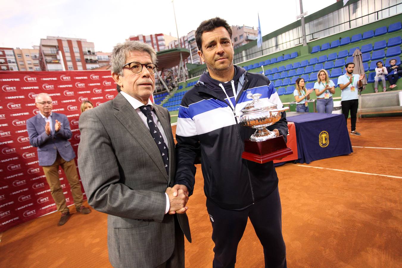 El equipo murciano se impone al Barcino por cuatro victorias a tres y logra hacer historia al conseguir por primera vez el título de campeón nacional