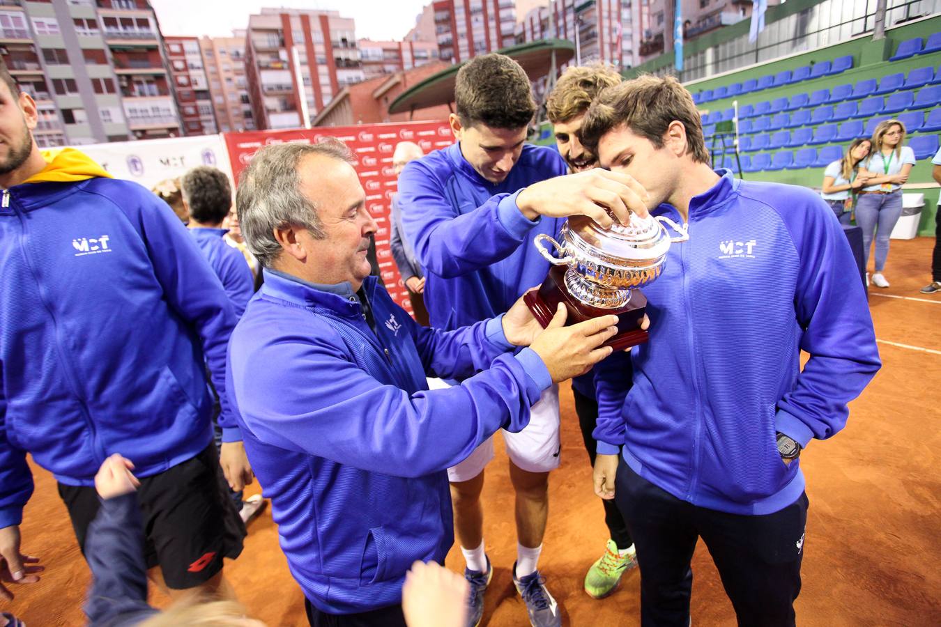 El equipo murciano se impone al Barcino por cuatro victorias a tres y logra hacer historia al conseguir por primera vez el título de campeón nacional
