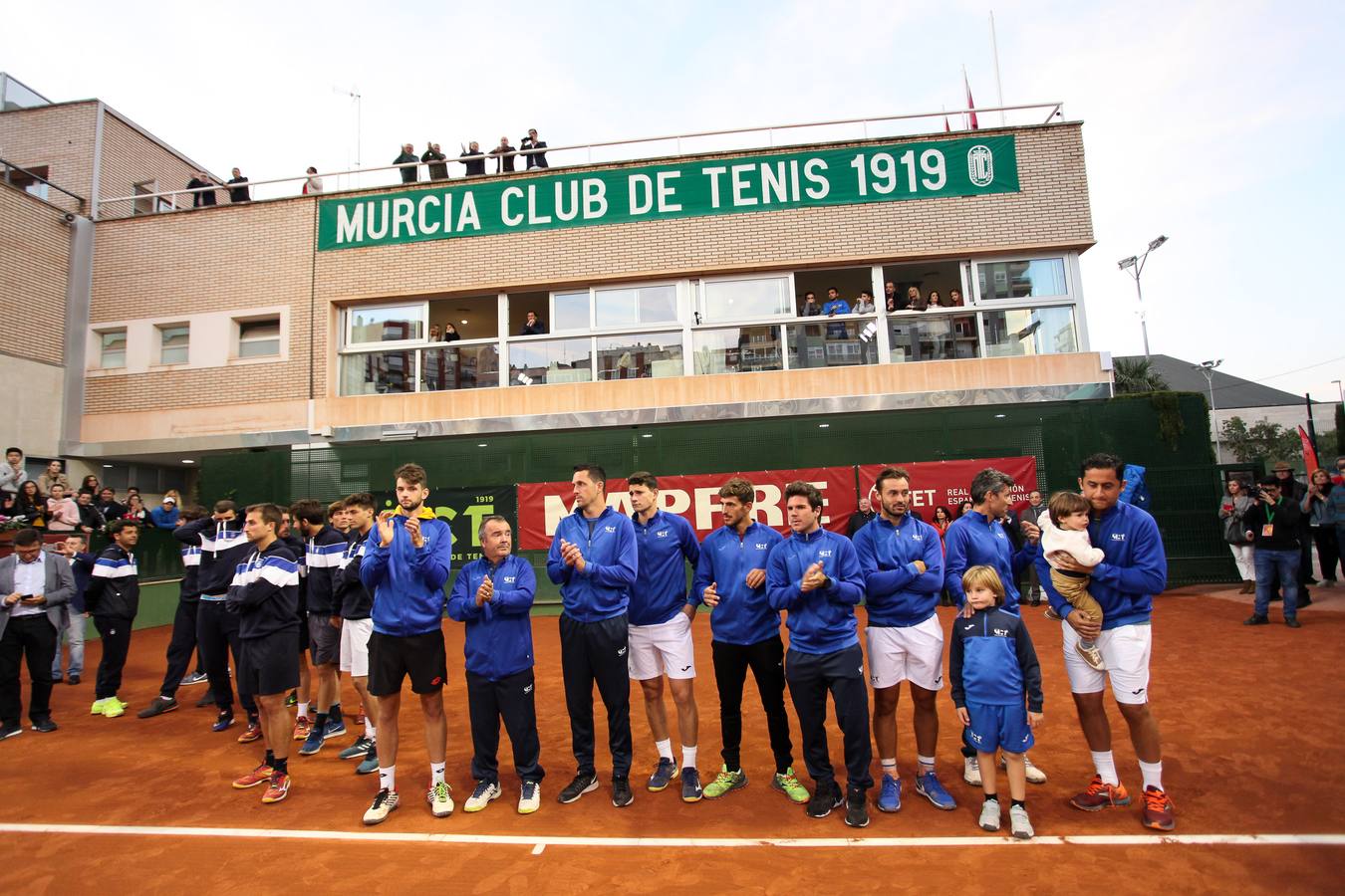 El equipo murciano se impone al Barcino por cuatro victorias a tres y logra hacer historia al conseguir por primera vez el título de campeón nacional