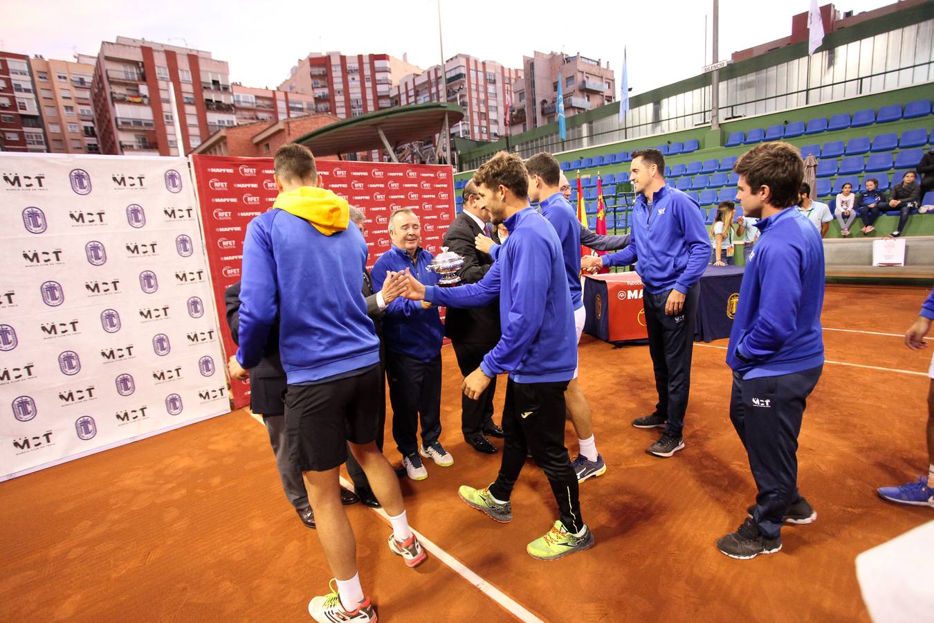 El equipo murciano se impone al Barcino por cuatro victorias a tres y logra hacer historia al conseguir por primera vez el título de campeón nacional
