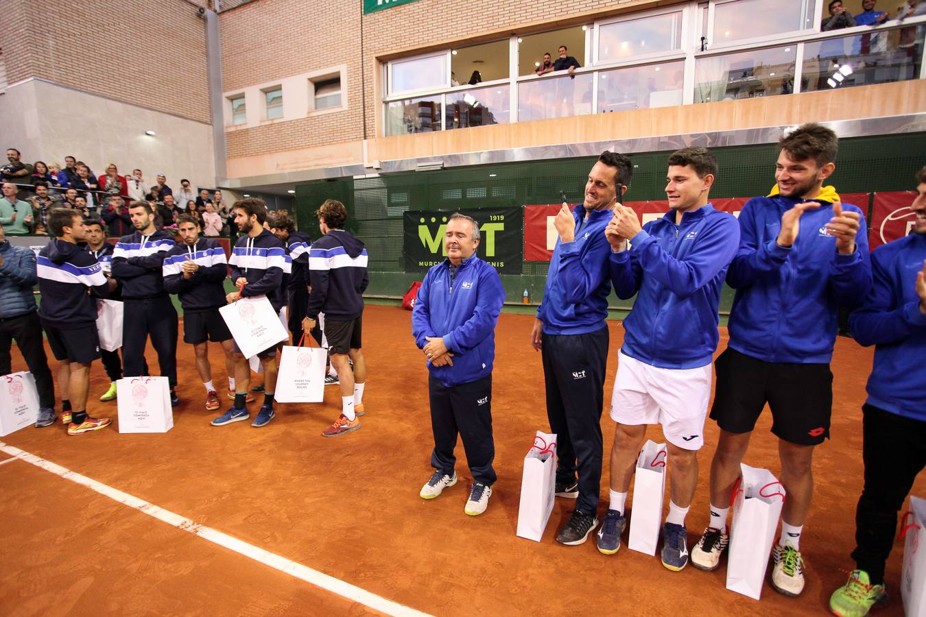 El equipo murciano se impone al Barcino por cuatro victorias a tres y logra hacer historia al conseguir por primera vez el título de campeón nacional