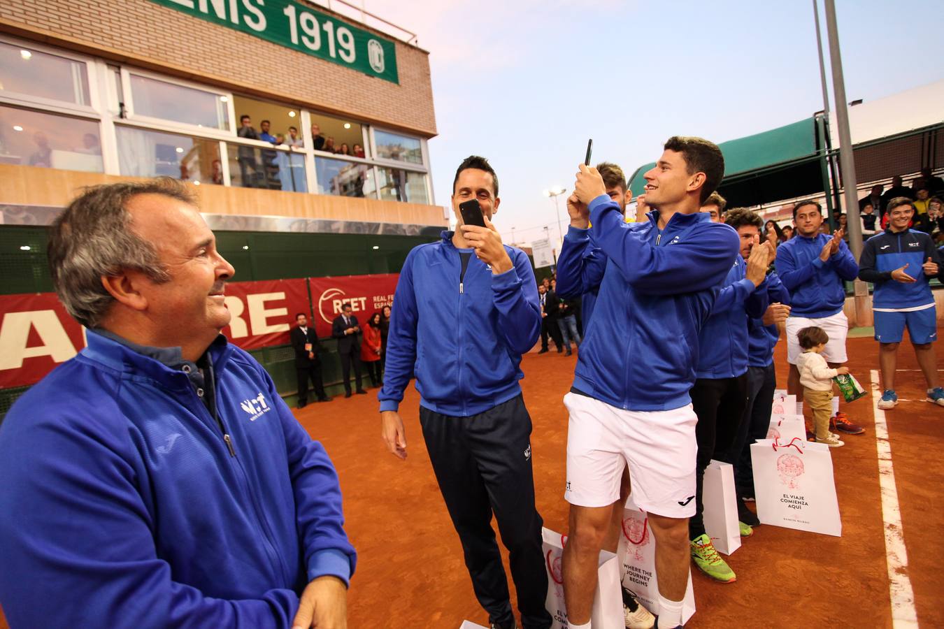 El equipo murciano se impone al Barcino por cuatro victorias a tres y logra hacer historia al conseguir por primera vez el título de campeón nacional