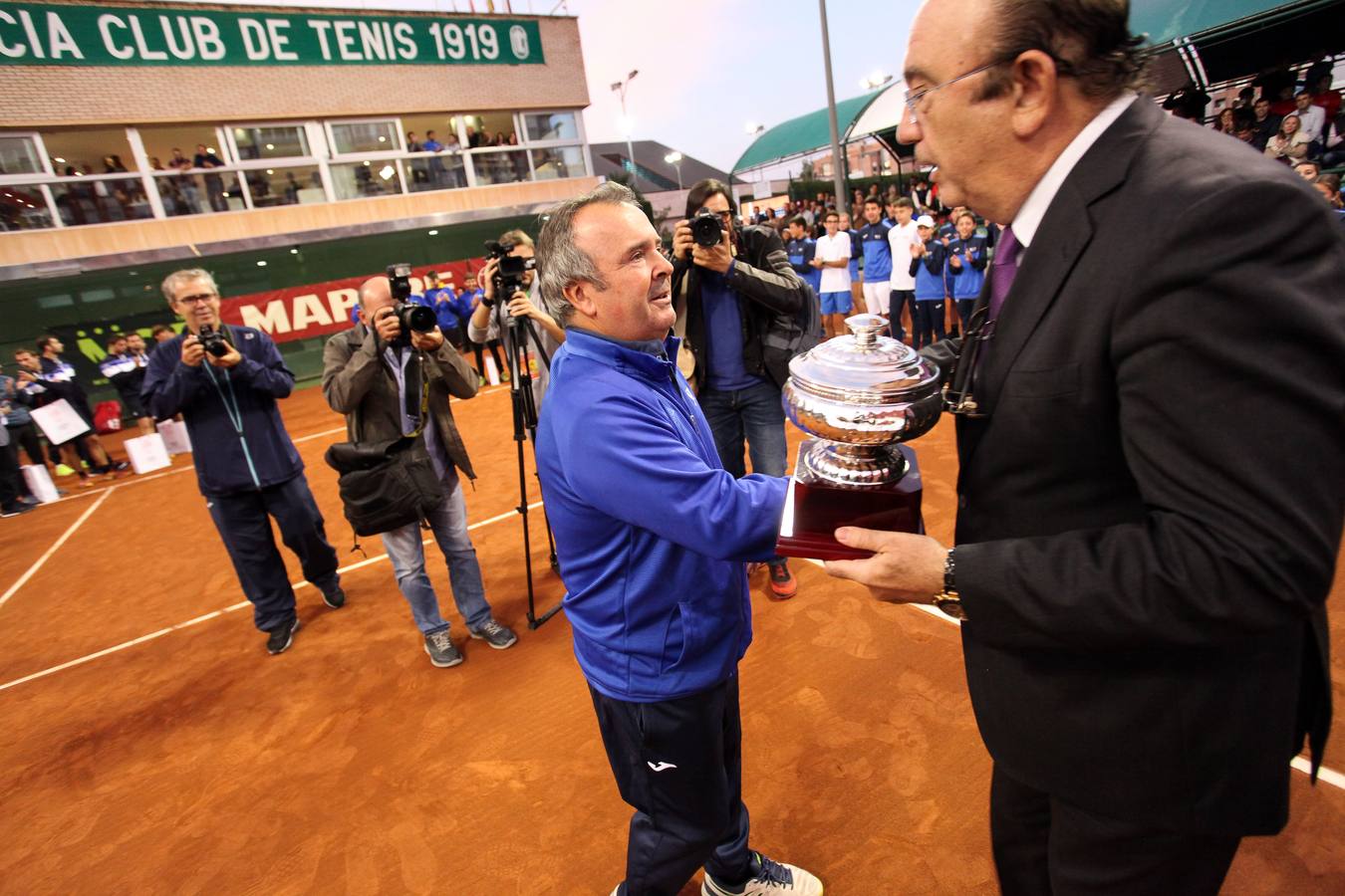 El equipo murciano se impone al Barcino por cuatro victorias a tres y logra hacer historia al conseguir por primera vez el título de campeón nacional