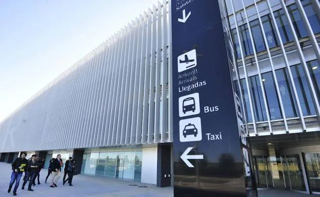 Zona de llegadas del aeropuerto de Corvera, con la señalización para los autobuses y taxis que prestarán servicio.