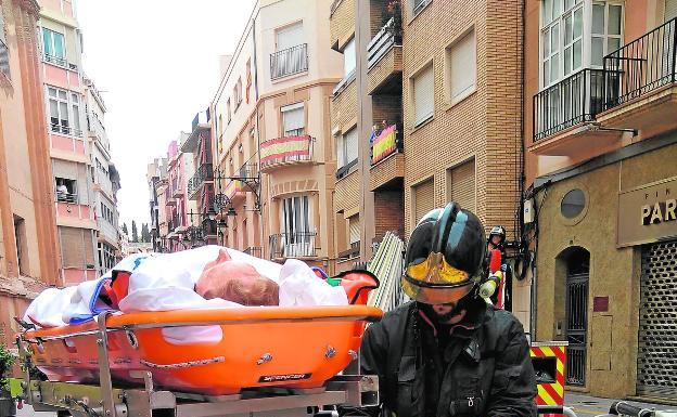 Una vecina de la calle del Aire, en la camilla, tres ser rescatada de su vivienda. 