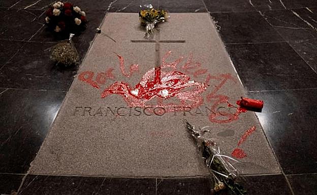 Pintadas en la tumba del dictador Francisco Franco en el Valle de los Caídos. 