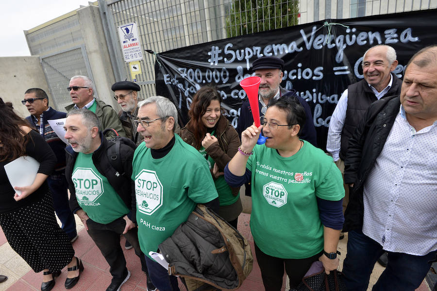 Una veintena de miembros de la plataforma antidesahucios se concentran en Murcia para pedir que se declare abusiva la cláusula que impone al prestatario la obligación del pago de este tributo. Martínez Moya confía en que el Alto Tribunal dé «seguridad jurídica» con su fallo