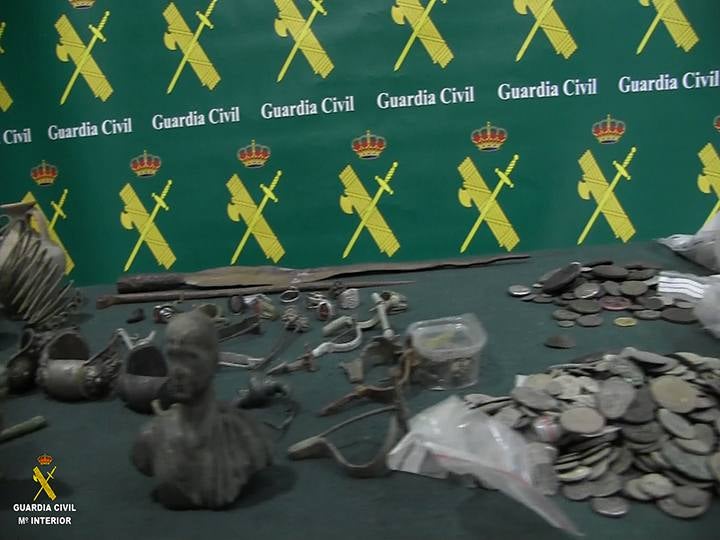 Hay nueve arrestados en comunidades como Valencia, Murcia, Segovia, Zaragoza y Alicante y otros cuatro en Bulgaria por delitos sobre el patrimonio, contrabando, estafa, blanqueo, falsedad y alteración de precios de subastas