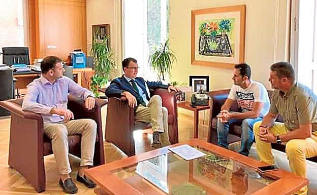 El concejal de Pedanías, Marco Antonio Fernández; el alcalde, José Ballesta; Raúl Jiménez, presidente de BiciHuerta; y el pedáneo de Torreagüera, Fulgencio Perona, reunidos en el Ayuntamieto de Murcia. 