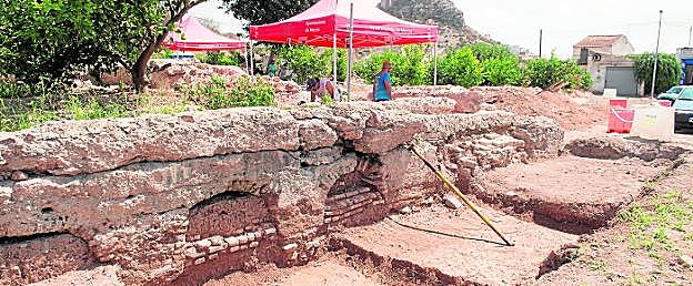 Algunos de los restos encontrados por el equipo de Julio Navarro junto al Castillejo, en Monteagudo. 