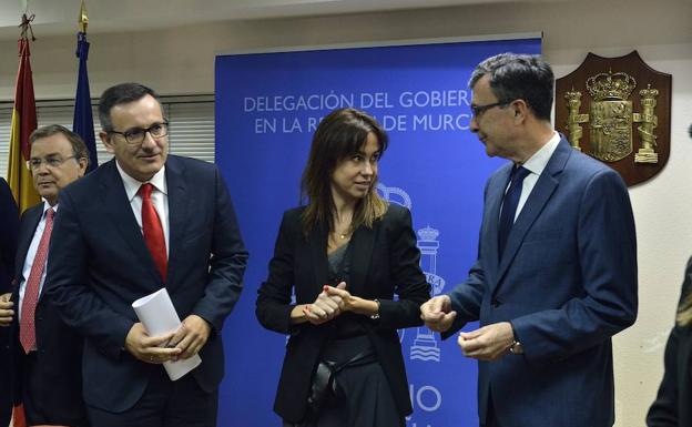 El delegado del Gobierno, Diego Conesa, la presidenta de Adif, Isabel Pardo de Vera, y el alcalde de Murcia, José Ballesta, en la reunión de este miércoles.