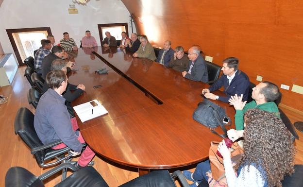 Vecinos de Lorca piden el soterramiento de los pasos a nivel del AVE.