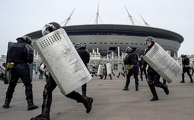 Policías rusos durante un ejercicio de seguridad en el estadio de San Petersburgo. 