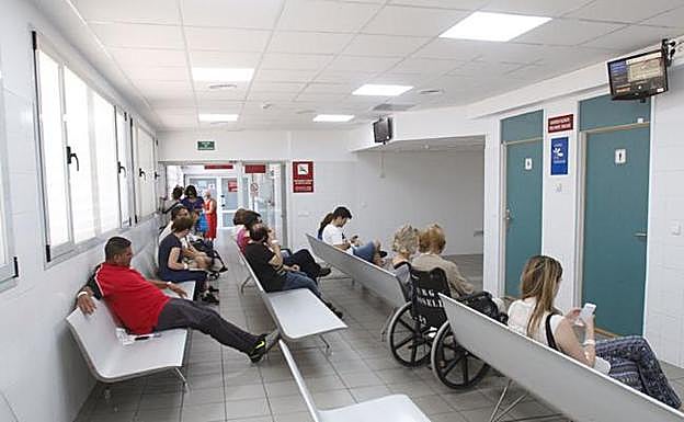 Imagen de archivo de la sala de esperal del Hospital del Rosell. 