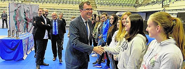 José Ballesta, alcalde de Murcia, saluda a algunas de las gimnastas que competirán en el Palacio de los Deportes. 