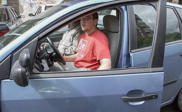 Un joven conductor en el interior de su vehículo.