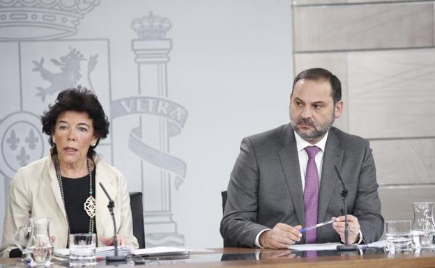La ministra portavoz, Isabel Celaá, y el de Fomento, José Luis Ábalos. 