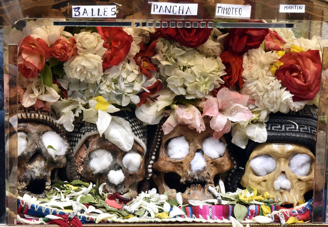 Ciudadanos bolivianos exponen «ñatitas», calaveras humanas, durante la fiesta de las «ñatitas», en La Paz (Bolivia). Las celebraciones en conmemoración de los muertos que comenzaron el pasado 1 de noviembre, acaban con una peculiar fiesta dedicada a las «ñatitas», a las que se les atribuyen capacidades protectoras. 