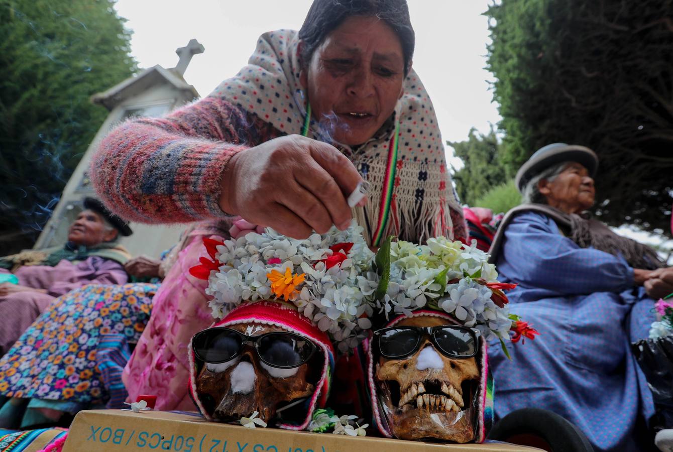 Ciudadanos bolivianos exponen «ñatitas», calaveras humanas, durante la fiesta de las «ñatitas», en La Paz (Bolivia). Las celebraciones en conmemoración de los muertos que comenzaron el pasado 1 de noviembre, acaban con una peculiar fiesta dedicada a las «ñatitas», a las que se les atribuyen capacidades protectoras. 