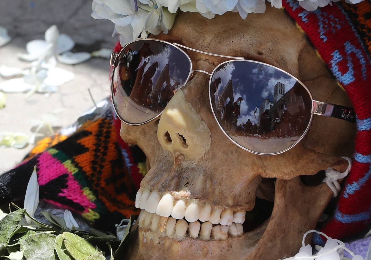 Ciudadanos bolivianos exponen «ñatitas», calaveras humanas, durante la fiesta de las «ñatitas», en La Paz (Bolivia). Las celebraciones en conmemoración de los muertos que comenzaron el pasado 1 de noviembre, acaban con una peculiar fiesta dedicada a las «ñatitas», a las que se les atribuyen capacidades protectoras. 