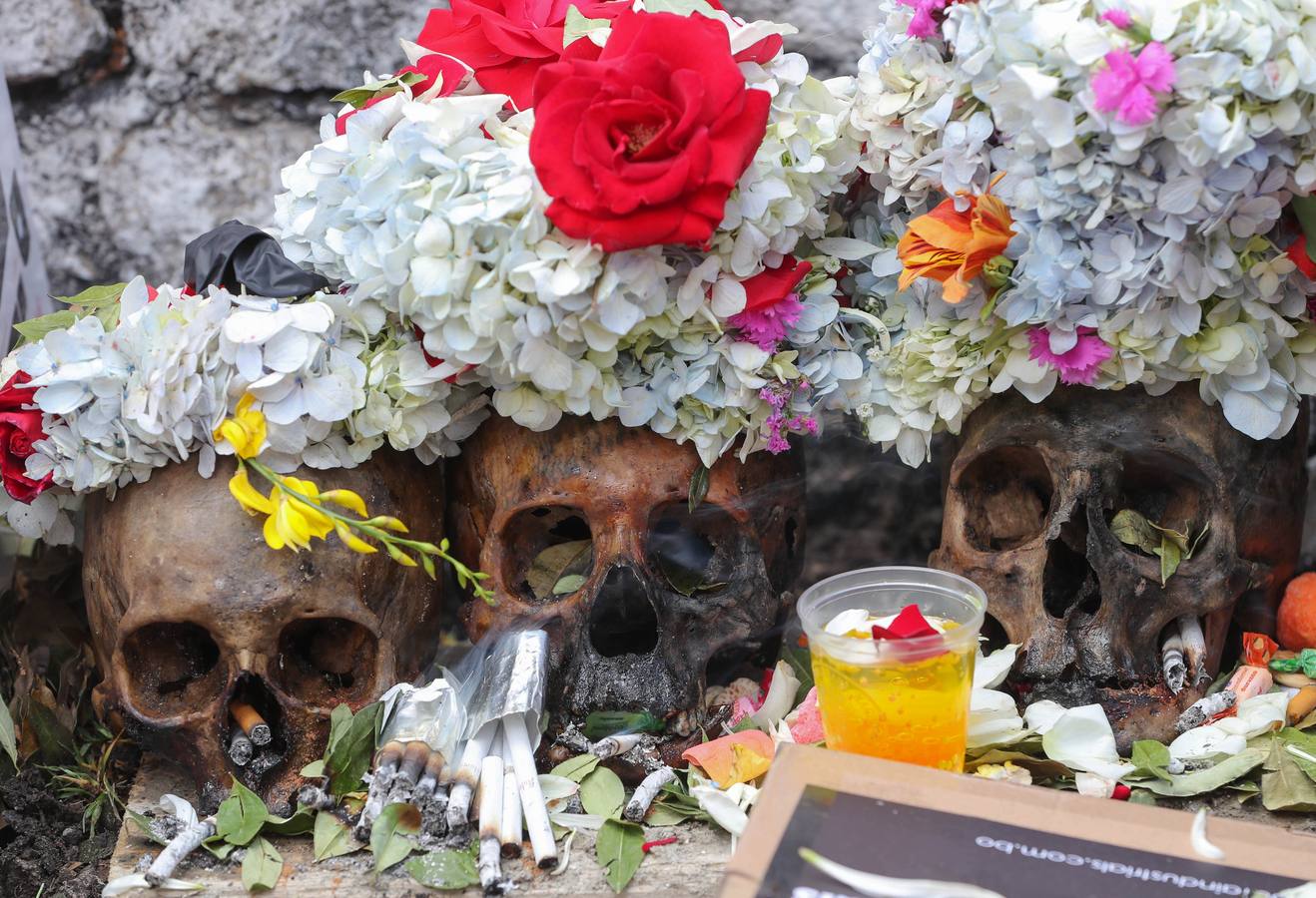 Ciudadanos bolivianos exponen «ñatitas», calaveras humanas, durante la fiesta de las «ñatitas», en La Paz (Bolivia). Las celebraciones en conmemoración de los muertos que comenzaron el pasado 1 de noviembre, acaban con una peculiar fiesta dedicada a las «ñatitas», a las que se les atribuyen capacidades protectoras. 