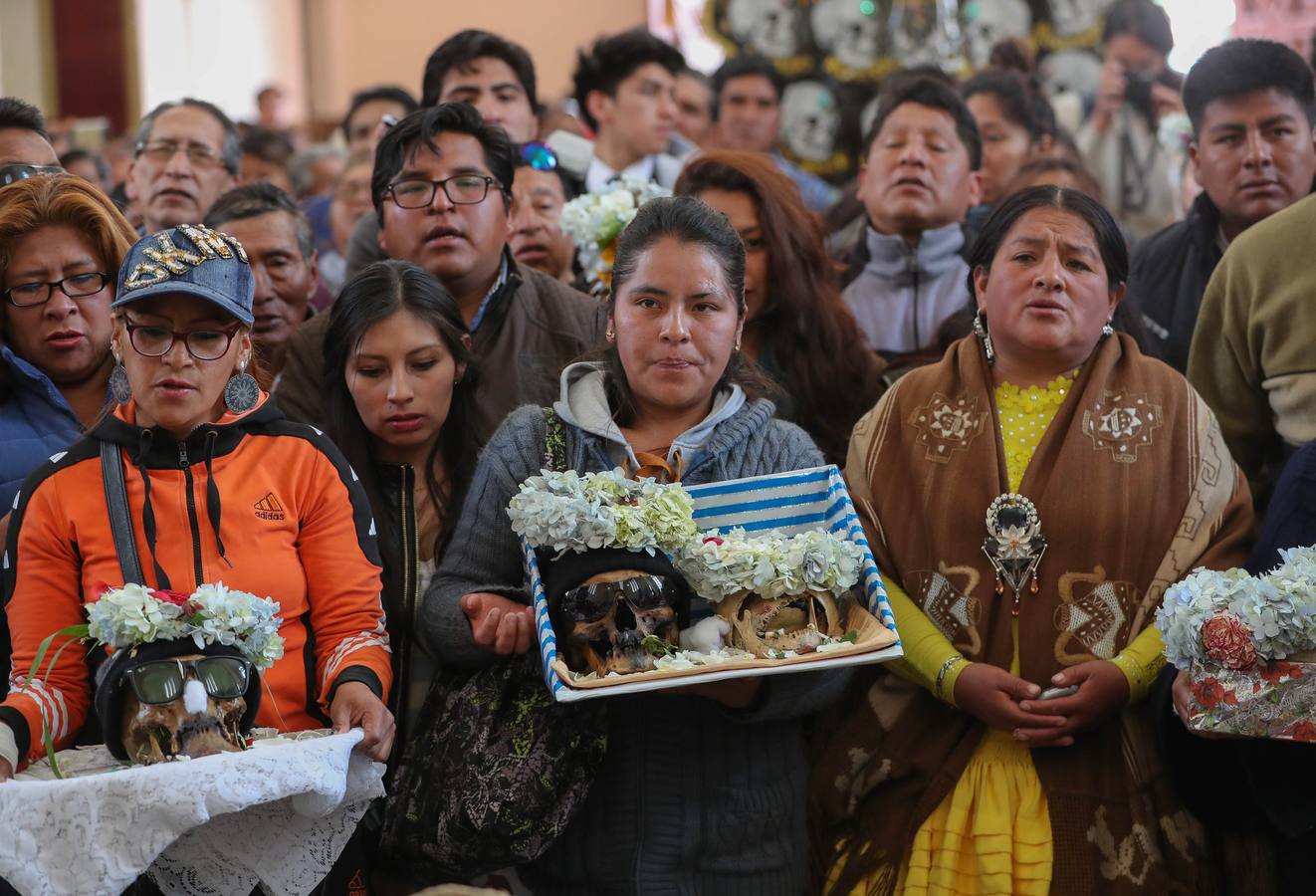Ciudadanos bolivianos exponen «ñatitas», calaveras humanas, durante la fiesta de las «ñatitas», en La Paz (Bolivia). Las celebraciones en conmemoración de los muertos que comenzaron el pasado 1 de noviembre, acaban con una peculiar fiesta dedicada a las «ñatitas», a las que se les atribuyen capacidades protectoras. 