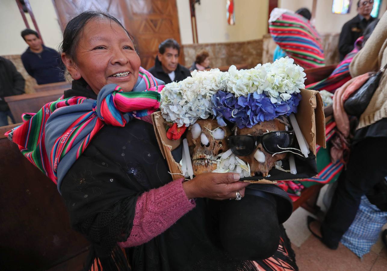 Ciudadanos bolivianos exponen «ñatitas», calaveras humanas, durante la fiesta de las «ñatitas», en La Paz (Bolivia). Las celebraciones en conmemoración de los muertos que comenzaron el pasado 1 de noviembre, acaban con una peculiar fiesta dedicada a las «ñatitas», a las que se les atribuyen capacidades protectoras. 
