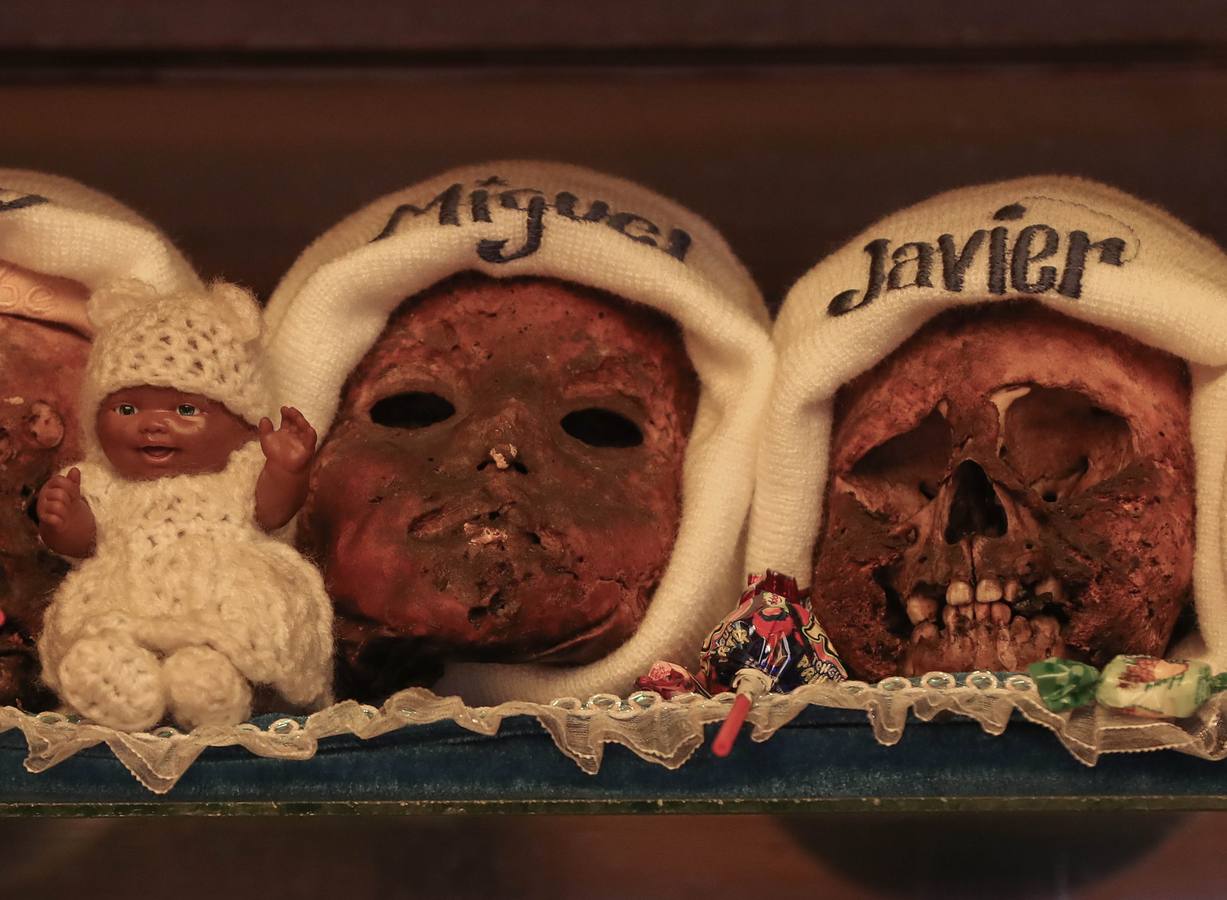Ciudadanos bolivianos exponen «ñatitas», calaveras humanas, durante la fiesta de las «ñatitas», en La Paz (Bolivia). Las celebraciones en conmemoración de los muertos que comenzaron el pasado 1 de noviembre, acaban con una peculiar fiesta dedicada a las «ñatitas», a las que se les atribuyen capacidades protectoras. 