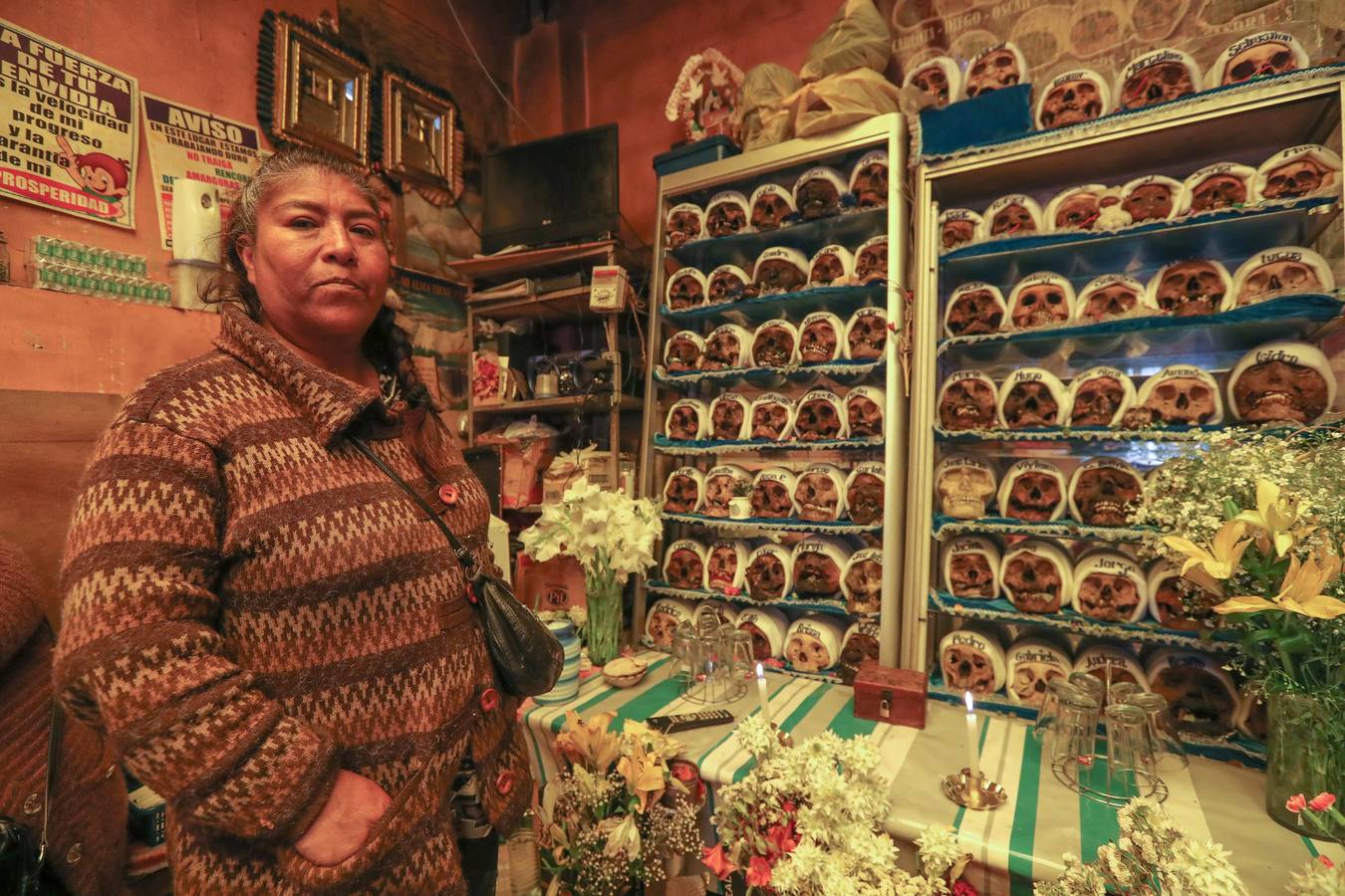 Ciudadanos bolivianos exponen «ñatitas», calaveras humanas, durante la fiesta de las «ñatitas», en La Paz (Bolivia). Las celebraciones en conmemoración de los muertos que comenzaron el pasado 1 de noviembre, acaban con una peculiar fiesta dedicada a las «ñatitas», a las que se les atribuyen capacidades protectoras. 