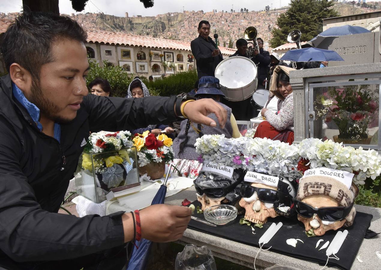 Ciudadanos bolivianos exponen «ñatitas», calaveras humanas, durante la fiesta de las «ñatitas», en La Paz (Bolivia). Las celebraciones en conmemoración de los muertos que comenzaron el pasado 1 de noviembre, acaban con una peculiar fiesta dedicada a las «ñatitas», a las que se les atribuyen capacidades protectoras. 