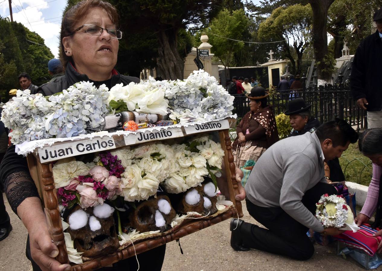 Ciudadanos bolivianos exponen «ñatitas», calaveras humanas, durante la fiesta de las «ñatitas», en La Paz (Bolivia). Las celebraciones en conmemoración de los muertos que comenzaron el pasado 1 de noviembre, acaban con una peculiar fiesta dedicada a las «ñatitas», a las que se les atribuyen capacidades protectoras. 