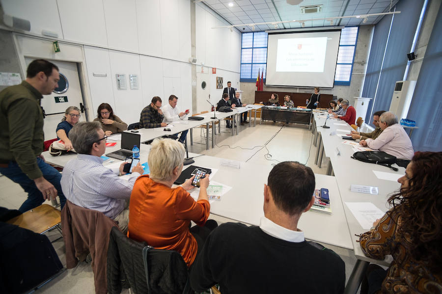 En la agrupación de este viernes se ha decidido elevar a 1.300 las plazas de maestro para el próximo año