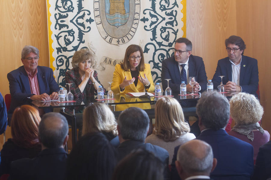 La ministra de Sanidad, Consumo y Bienestar mantiene un encuentro en el Palacio Consistorial con representantes de las principales entidades sociales del municipio de Cartagena