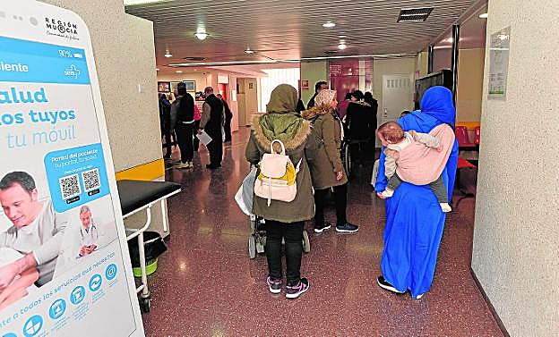 Cola de madres con carritos de bebés para coger el ascensor que les lleve hasta Pediatría, ayer. 
