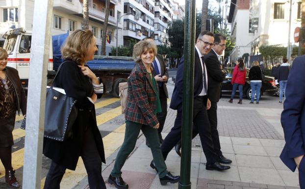 La ministra de Sanidad, Consumo y Bienestar Social, María Luisa Carcedo, junto a Diego Conesa, este viernes, en Murcia. 