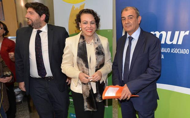 Magdalena Valerio, acompañada por el presidente regional, Fernando López Miras, y el presidente de Ucomur, Juan Antonio Pedreño.