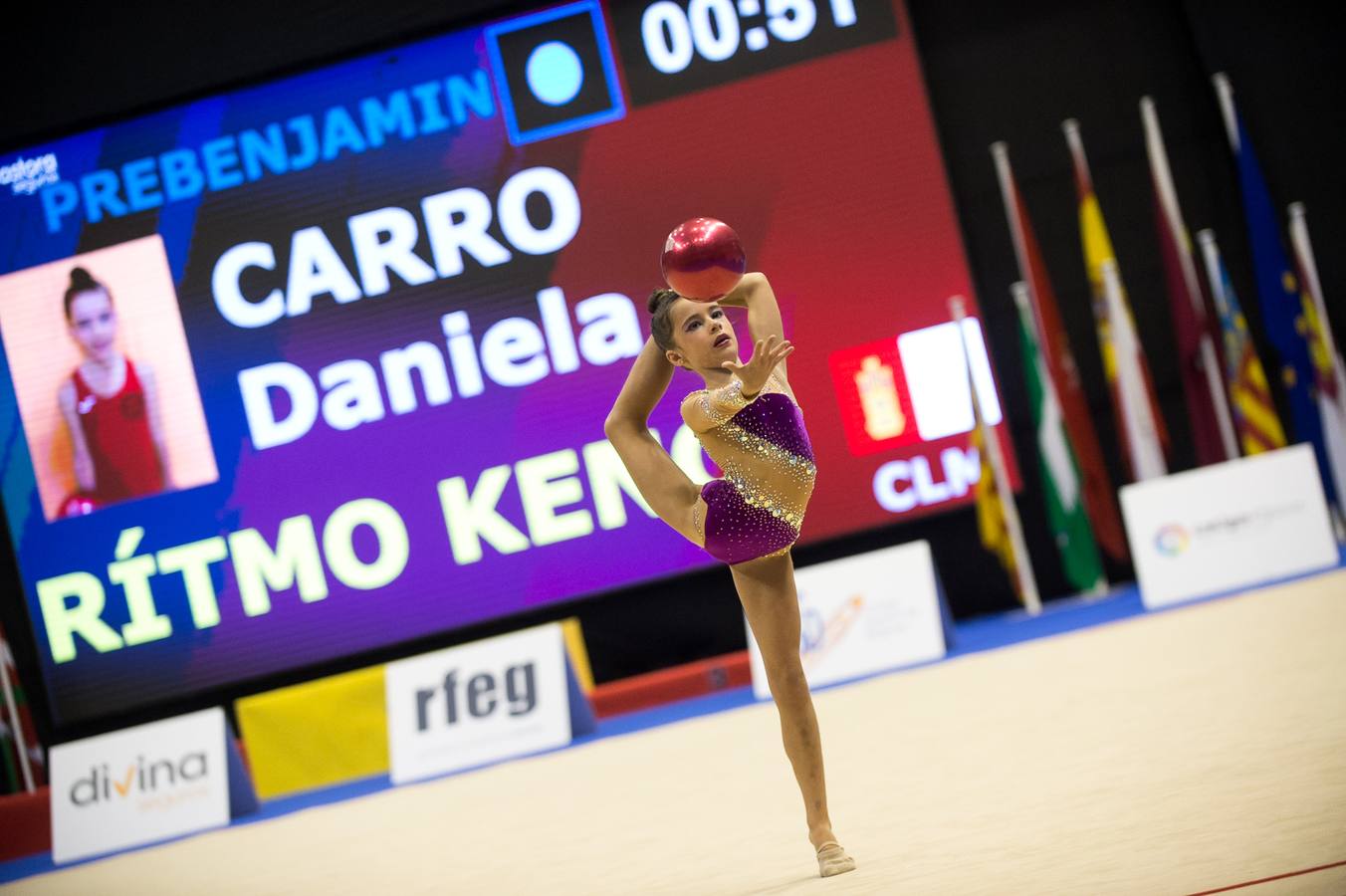 Unas quinientas gimnastas compiten en el primer día de los campeonatos, que se cierra sin ningún podio para la Región