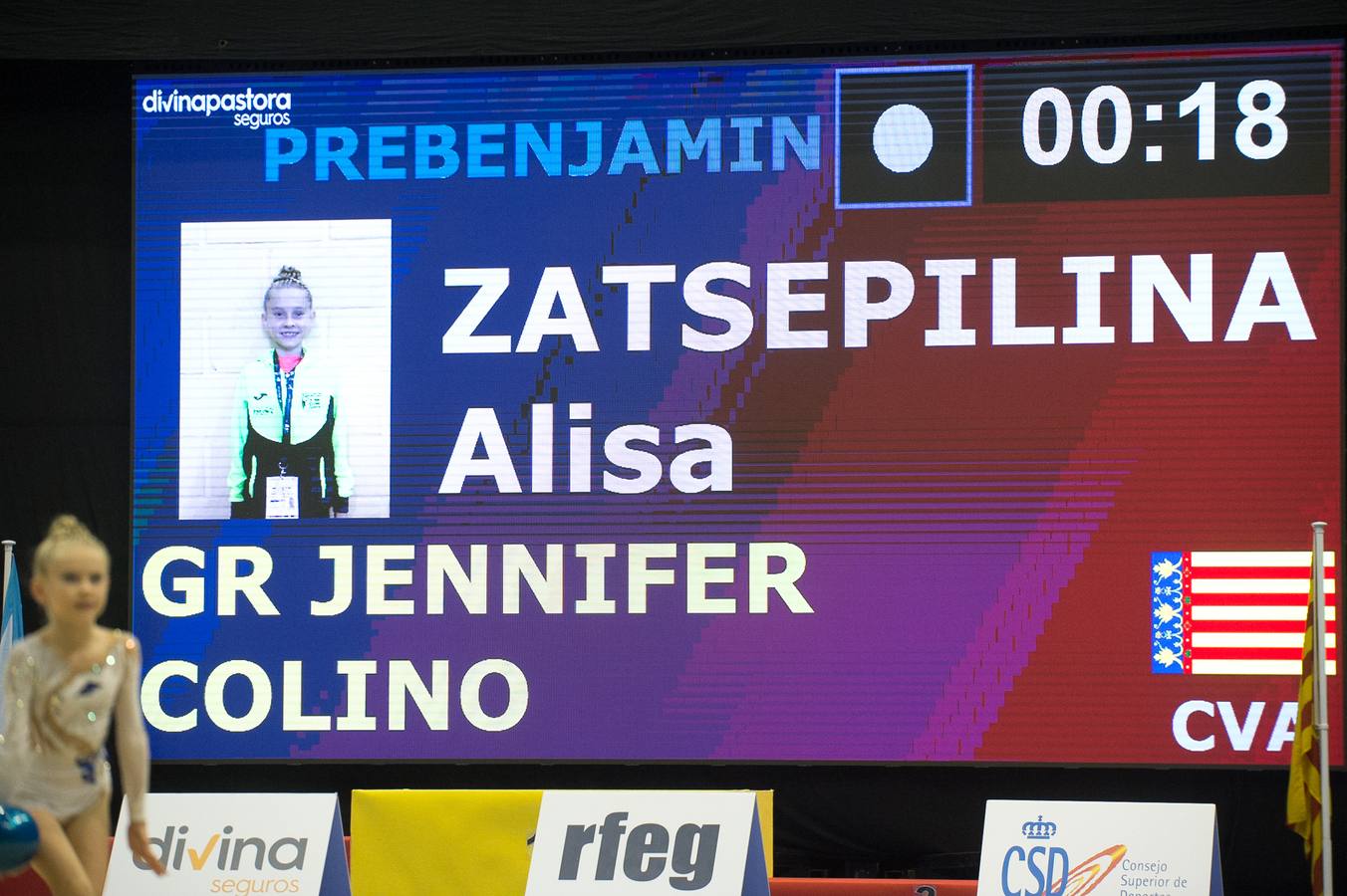 Unas quinientas gimnastas compiten en el primer día de los campeonatos, que se cierra sin ningún podio para la Región