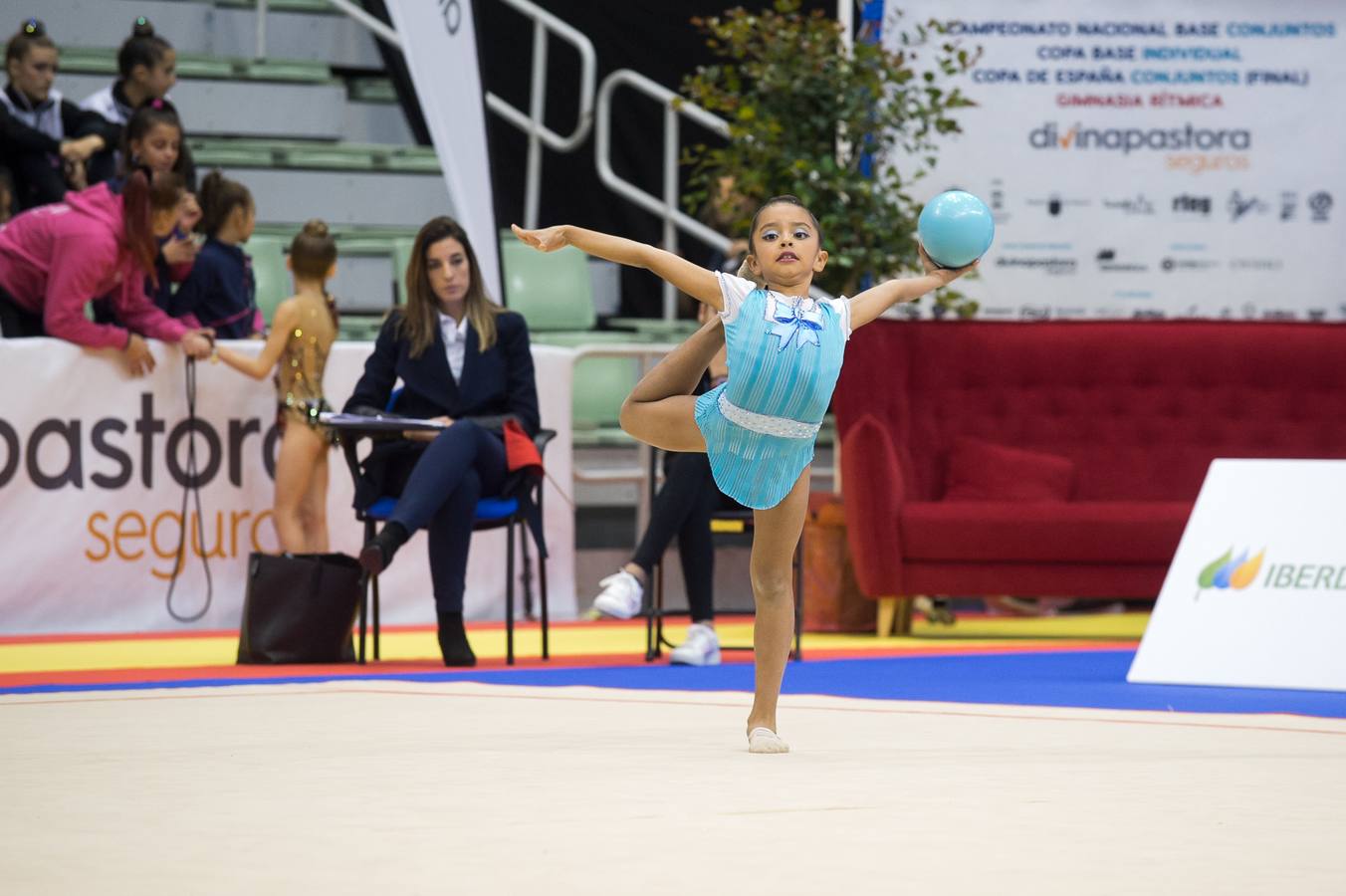 Unas quinientas gimnastas compiten en el primer día de los campeonatos, que se cierra sin ningún podio para la Región